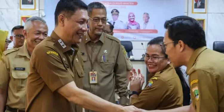 BERSALAMAN : Sekda Banten Deden Apriandhi Hartawan bersalaman usai mengisi acara. Hingga saat ini, Pemprov Banten belum melakukan pembahasan APBD Perubahan tahun anggaran 2026. (ISTIMEWA)