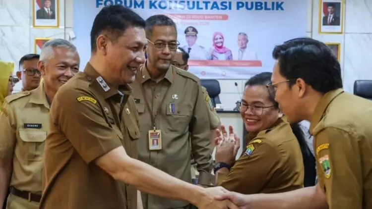 BERSALAMAN : Sekda Banten Deden Apriandhi Hartawan bersalaman usai mengisi acara. Hingga saat ini, Pemprov Banten belum melakukan pembahasan APBD Perubahan tahun anggaran 2026. (ISTIMEWA)