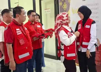 KIRIM NAKES -- Palang Merah Indonesia (PMI) Provinsi Banten mengirimkan tiga tenaga kesehatan ke Kabupaten Ngada, Nusa Tenggara Timur (NTT), untuk membantu masyarakat terdampak bencana, Rabu (2/9/2026). Mereka akan bertugas selama dua minggu. (ISTIMEWA)