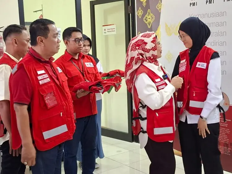 KIRIM NAKES -- Palang Merah Indonesia (PMI) Provinsi Banten mengirimkan tiga tenaga kesehatan ke Kabupaten Ngada, Nusa Tenggara Timur (NTT), untuk membantu masyarakat terdampak bencana, Rabu (2/9/2026). Mereka akan bertugas selama dua minggu. (ISTIMEWA)