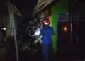 TIM DAMKAR - Petugas Damkar BPBD-PK Kabupaten Pandeglang, sedang berupaya memadamkan kobaran api yang membakar rumah di Kampung Cayang Maneuh RT 003 RW 001, Desa Kadumadang, Kecamatan Cimanuk, Kabupaten Pandeglang, ludes terbakar, Kamis (3/9/2026) dini hari. (ISTIMEWA)