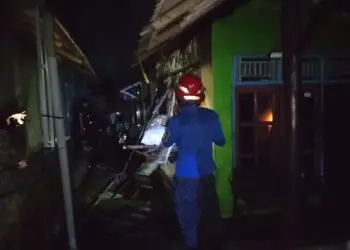 TIM DAMKAR - Petugas Damkar BPBD-PK Kabupaten Pandeglang, sedang berupaya memadamkan kobaran api yang membakar rumah di Kampung Cayang Maneuh RT 003 RW 001, Desa Kadumadang, Kecamatan Cimanuk, Kabupaten Pandeglang, ludes terbakar, Kamis (3/9/2026) dini hari. (ISTIMEWA)