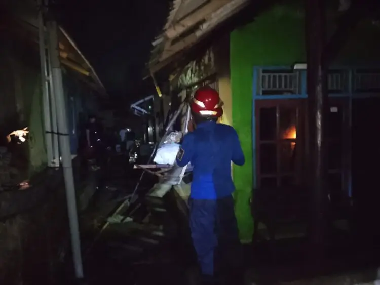 TIM DAMKAR - Petugas Damkar BPBD-PK Kabupaten Pandeglang, sedang berupaya memadamkan kobaran api yang membakar rumah di Kampung Cayang Maneuh RT 003 RW 001, Desa Kadumadang, Kecamatan Cimanuk, Kabupaten Pandeglang, ludes terbakar, Kamis (3/9/2026) dini hari. (ISTIMEWA)