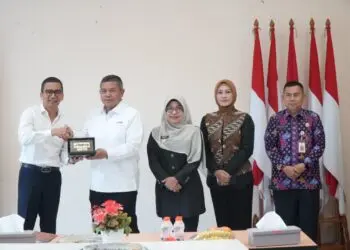 SERAH TERIMA -- Acara serah terima hibah sertifikat lahan, antara Pemkab Pandeglang dan Bulog, yang berlangsung di Kantor Badan Pertanahan Kabupaten Pandeglang, Kamis (3/9/2026). (ISTIMEWA)