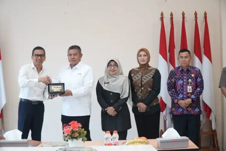 SERAH TERIMA -- Acara serah terima hibah sertifikat lahan, antara Pemkab Pandeglang dan Bulog, yang berlangsung di Kantor Badan Pertanahan Kabupaten Pandeglang, Kamis (3/9/2026). (ISTIMEWA)