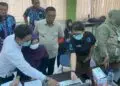 MEMERIKSA PELAYANAN KESEHATAN : Gubernur Banten Andra Soni melakukan pemeriksaan pelayanan kesehatan pada program CKG. (ISTIMEWA)