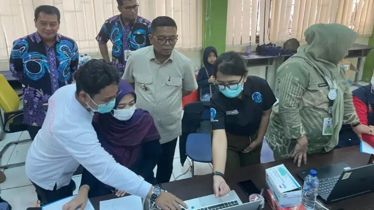 MEMERIKSA PELAYANAN KESEHATAN : Gubernur Banten Andra Soni melakukan pemeriksaan pelayanan kesehatan pada program CKG. (ISTIMEWA)