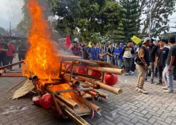 UNJUK RASA -- Ratusan mahasiswa gabungan, berunjuk rasa di depan gedung DPRD Kabupaten Pandeglang, Kamis (3/9/2026). Gapura Bambu yang berada di depan gedung DPRD Kabupaten Pandeglang, jadi sasaran pembakaran. (ISTIMEWA)
