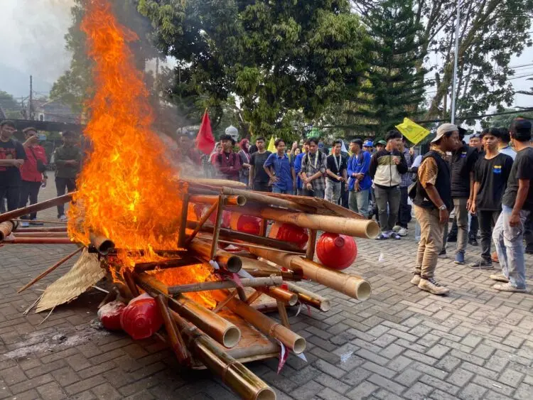 UNJUK RASA -- Ratusan mahasiswa gabungan, berunjuk rasa di depan gedung DPRD Kabupaten Pandeglang, Kamis (3/9/2026). Gapura Bambu yang berada di depan gedung DPRD Kabupaten Pandeglang, jadi sasaran pembakaran. (ISTIMEWA)