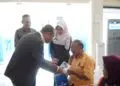 SAPA NASABAH -- Bupati Pandeglang Raden Dewi Setiani, saat menyapa dan berinteraksi langsung dengan para nasabah Bank Jabar Banten (Bjb) Cabang Pandeglang, dalam momentum Hari Pelanggan Nasional, Jumat (4/9/2026). (ISTIMEWA)