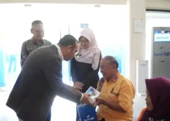 SAPA NASABAH -- Bupati Pandeglang Raden Dewi Setiani, saat menyapa dan berinteraksi langsung dengan para nasabah Bank Jabar Banten (Bjb) Cabang Pandeglang, dalam momentum Hari Pelanggan Nasional, Jumat (4/9/2026). (ISTIMEWA)