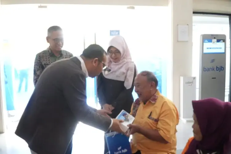SAPA NASABAH -- Bupati Pandeglang Raden Dewi Setiani, saat menyapa dan berinteraksi langsung dengan para nasabah Bank Jabar Banten (Bjb) Cabang Pandeglang, dalam momentum Hari Pelanggan Nasional, Jumat (4/9/2026). (ISTIMEWA)