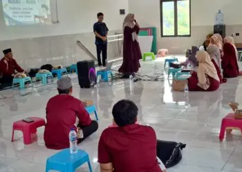 PELATIHAN -- pelatihan peningkatan kompetensi guru dengan materi public speaking dan ice breaking, untuk mendukung proses pembelajaran yang lebih menyenangkan bagi siswa. (ISTIMEWA)