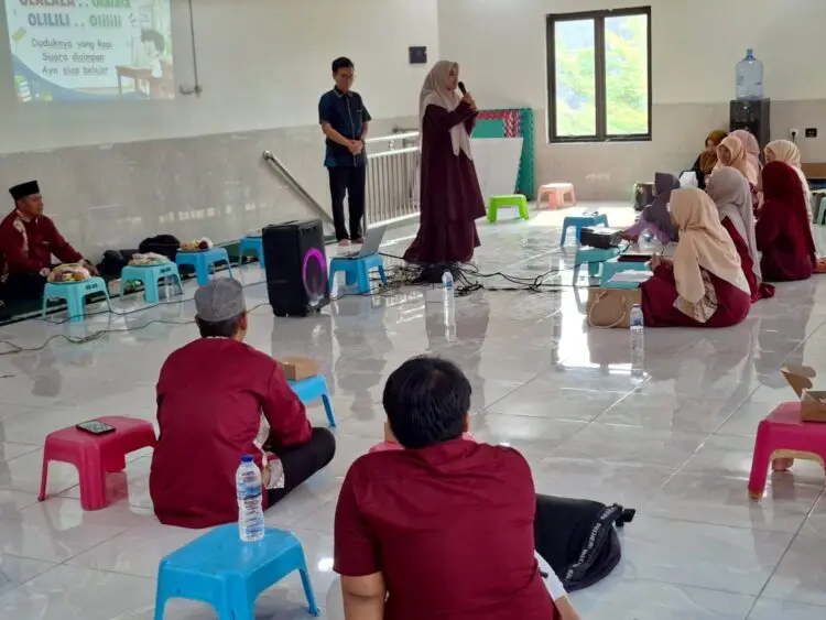 PELATIHAN -- pelatihan peningkatan kompetensi guru dengan materi public speaking dan ice breaking, untuk mendukung proses pembelajaran yang lebih menyenangkan bagi siswa. (ISTIMEWA)
