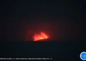 Ilustrasi erupsi Gunung Anak Krakatau di Selat Sunda. (ISTIMEWA)