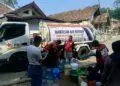 BANTUAN AIR BERSIH -- Tim PMI Banten, salurkan bantuan air bersih kepada masyarakat terdampak kekeringan di musim kemarau. (ISTIMEWA)