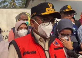 MENYAMPAIKAN KETERANGAN : Gubernur Banten Andra Soni, menyampaikan keterangan kepada wartawan, usai melalukan rakor dengan PVMBG dan stakeholders terkait lainnya. (ISTIMEWA)