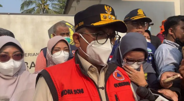 MENYAMPAIKAN KETERANGAN : Gubernur Banten Andra Soni, menyampaikan keterangan kepada wartawan, usai melalukan rakor dengan PVMBG dan stakeholders terkait lainnya. (ISTIMEWA)