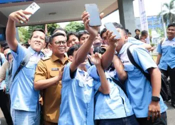 SELFI : Gubernur Banten Andra Soni bersama dengan generasi muda pencari kerja, selfi di BBPVP, beberapa waktu lalu. Program pemagangan kerja yang digagas Pemerintah Pusat, untuk mengatasi TPT minim peminat. (ISTIMEWA)