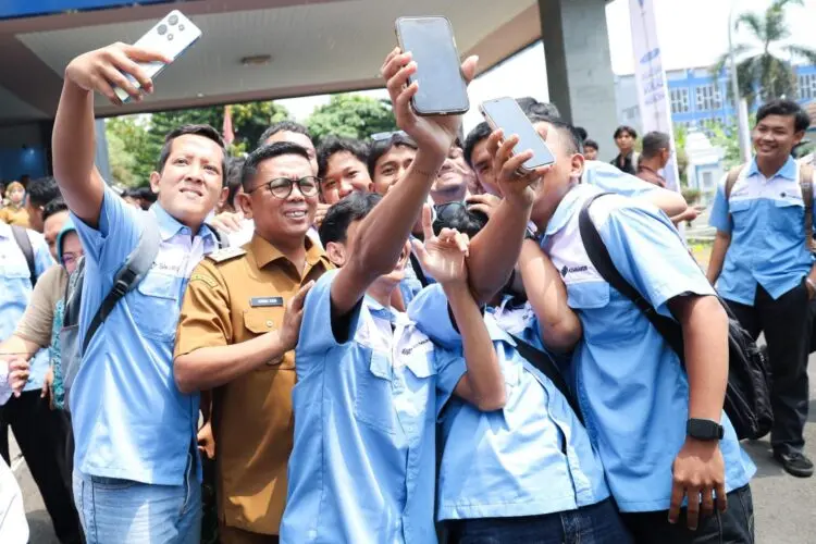 SELFI : Gubernur Banten Andra Soni bersama dengan generasi muda pencari kerja, selfi di BBPVP, beberapa waktu lalu. Program pemagangan kerja yang digagas Pemerintah Pusat, untuk mengatasi TPT minim peminat. (ISTIMEWA)