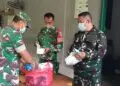 BAGIKAN MASKER -- Personel TNI dan petugas Puskesmas Pagadungan, Kecamatan Cadasari, Kabupaten Pandeglang, bagikan masker, Minggu (6/9/2026). (ISTIMEWA)