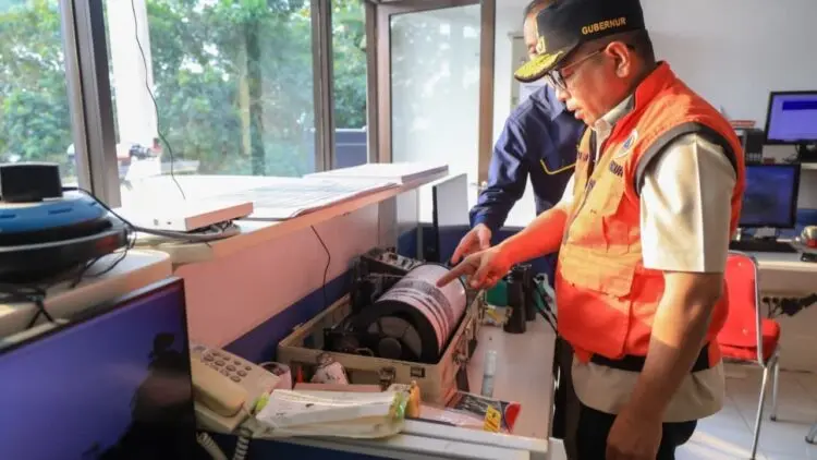 Gubernur Banten Andra Soni, meninjau aktivitas GAK di PVMBG, Minggu (6/9/2026). (ISTIMEWA)