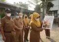 BERI PENGHARGAAN -- Bupati Pandeglang Raden Dewi Setiani, beri penghargaan kepada para pejabat Pemkab yang memasuki purna tugas, Senin (7/9/2026). (ISTIMEWA)
