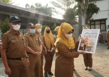BERI PENGHARGAAN -- Bupati Pandeglang Raden Dewi Setiani, beri penghargaan kepada para pejabat Pemkab yang memasuki purna tugas, Senin (7/9/2026). (ISTIMEWA)