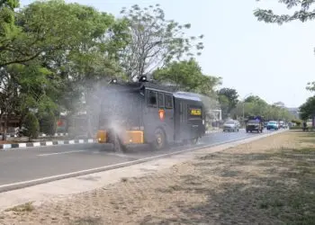 Polresta dan Kodim Tigaraksa Kerahkan Water Canon Bersihkan Abu Vulkanik