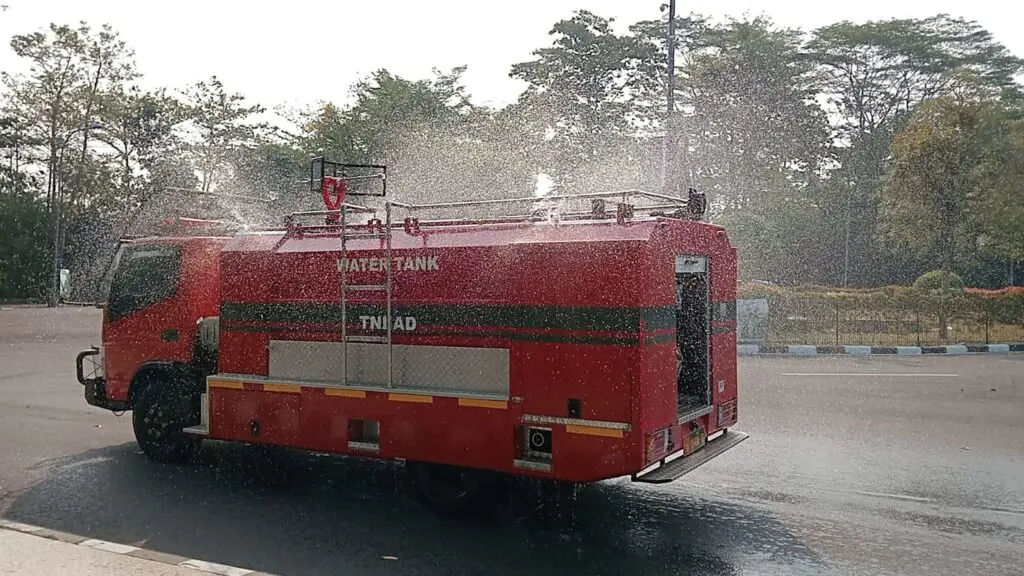 Polresta dan Kodim Tigaraksa Kerahkan Water Canon Bersihkan Abu Vulkanik
