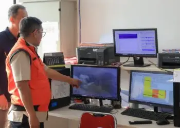 MONITOR AKTIVITAS GAK -- Gubernur Banten Andra Soni meninjau aktivitas GAK. Disela kegiatan itu, Andra menginstruksikan kepada jajarannya agar bertindak cepat, salah satunya dibidang kesehatan. (ISTIMEWA)