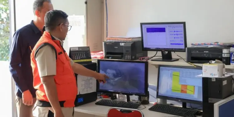 MONITOR AKTIVITAS GAK -- Gubernur Banten Andra Soni meninjau aktivitas GAK. Disela kegiatan itu, Andra menginstruksikan kepada jajarannya agar bertindak cepat, salah satunya dibidang kesehatan. (ISTIMEWA)