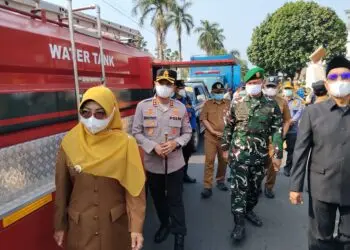 APEL SIAGA GABUNGAN - Menyikapi aktivitas erupsi Gunung Anak Krakatau, yang menyebabkan sebaran abu vulkanik, Pemkab, Forkopimda dan jajaran unsur terkait lainnya, menggelar apel siaga gabungan, Senin (7/9/2026). (ISTIMEWA)