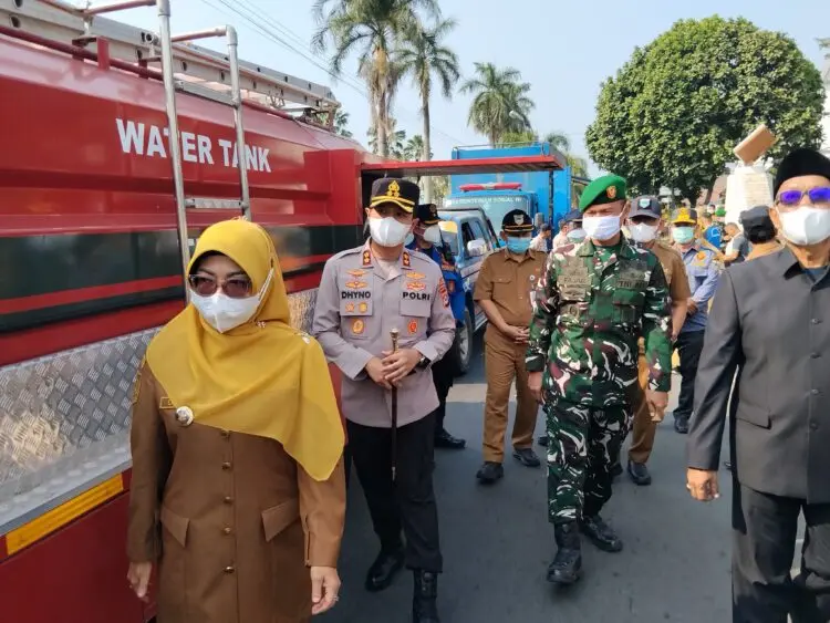 APEL SIAGA GABUNGAN - Menyikapi aktivitas erupsi Gunung Anak Krakatau, yang menyebabkan sebaran abu vulkanik, Pemkab, Forkopimda dan jajaran unsur terkait lainnya, menggelar apel siaga gabungan, Senin (7/9/2026). (ISTIMEWA)