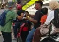MEMBAGIKAN MASKER : Relawan FBN membagikan masker gratis kepada masyarakat di lokasi wisata di Kabupaten Serang. (ISTIMEWA)
