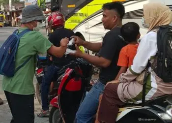 MEMBAGIKAN MASKER : Relawan FBN membagikan masker gratis kepada masyarakat di lokasi wisata di Kabupaten Serang. (ISTIMEWA)