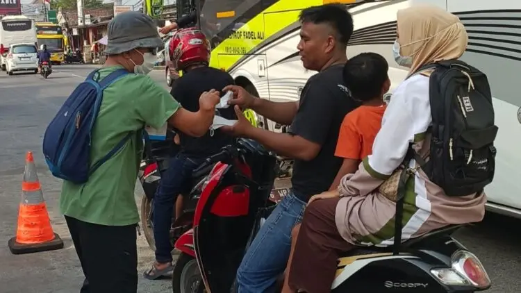 Relawan FBn Bagikan Masker Dilokasi Wisata Pantai Anyer dan Sekitarnya