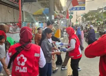 BAGIKAN MASKER -- PMI Banten, bagikan ribuan masker kepada masyarakat, untuk antisipasi dan perlindungan diri dampak akibat Erupsi GAK. (ISTIMEWA)