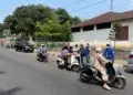 BAGIKAN MASKER -- DPC Partai Demokrat Kabupaten Pandeglang, menggelar acara bakti sosial bagi-bagi masker kepada masyarakat yang melintas di Jalan Raya Ahmad Yani, Pandeglang, Senin (7/9/2026). (ISTIMEWA)