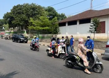 BAGIKAN MASKER -- DPC Partai Demokrat Kabupaten Pandeglang, menggelar acara bakti sosial bagi-bagi masker kepada masyarakat yang melintas di Jalan Raya Ahmad Yani, Pandeglang, Senin (7/9/2026). (ISTIMEWA)