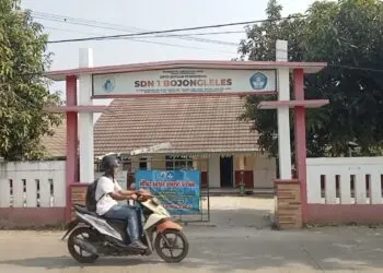 TERAPKAN PJJ -- Kondisi SDN 1 Bojongleles, Kecamatan Cibadak, salah satu sekolah yang menerapkan PJJ sesuai surat edaran Pemerintah Kabupaten Lebak dan Banten. PJJ dilakukan, guna mencegah penyakit yang ditimbulkan dampak penyebaran abu vulkanik Gunung Anak Krakatau, Senin (7/9/2026). (MULYANA/SATELITNEWS.COM)