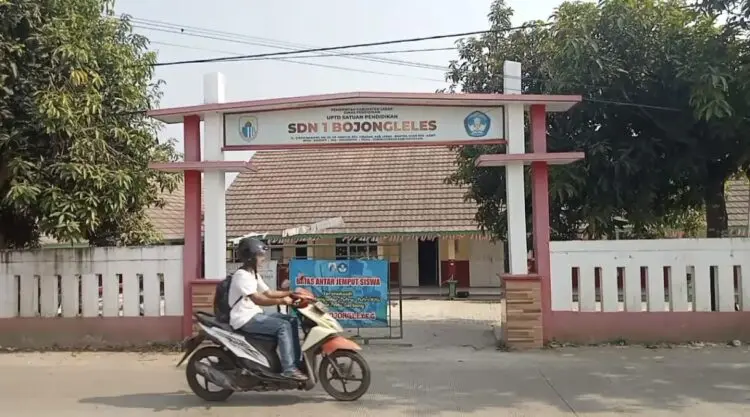 TERAPKAN PJJ -- Kondisi SDN 1 Bojongleles, Kecamatan Cibadak, salah satu sekolah yang menerapkan PJJ sesuai surat edaran Pemerintah Kabupaten Lebak dan Banten. PJJ dilakukan, guna mencegah penyakit yang ditimbulkan dampak penyebaran abu vulkanik Gunung Anak Krakatau, Senin (7/9/2026). (MULYANA/SATELITNEWS.COM)