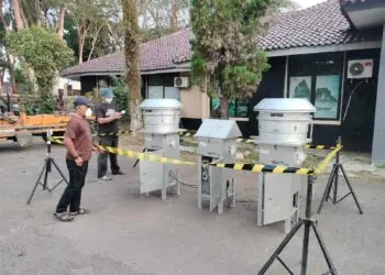 PANTAU KUALITAS UDARA -- Dinas Lingkungan Hidup Kabupaten Lebak, saat memantau kualitas udara, untuk memastikan kondisi lingkungan tetap aman bagi masyarakat, di kantor Dinas setempat, Senin (7/9/2026). (MULYANA/SATELITNEWS.COM)