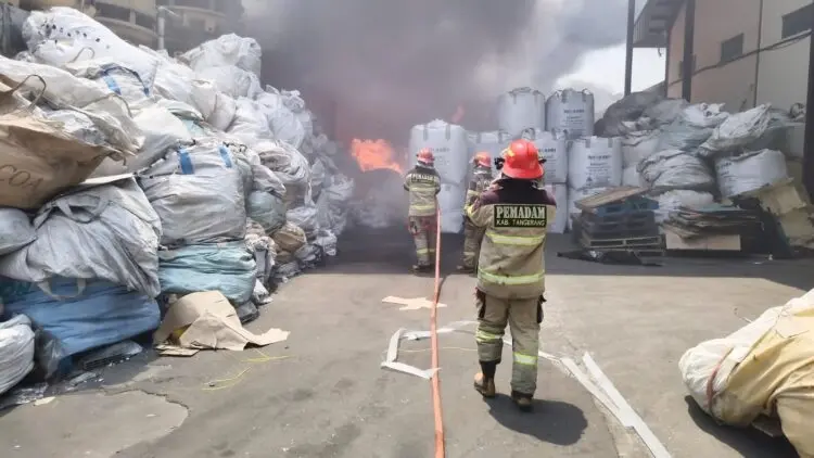 48 Jam Pabrik Plastik di Balaraja Tangerang Terbakar, 33 KK Diungsikan