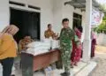 PENYALURAN BANSOS -- Babinsa Koramil 0101/Pandeglang Kodim 0601/Pandeglang, melaksanakan monitoring kegiatan penyaluran Program Bantuan Pangan Beras periode Juli sampai dengan September 2026, bagi warga Kelurahan Babakan Kalang Anyar, Kecamatan Pandeglang, Kabupaten Pandeglang. (ISTIMEWA)
