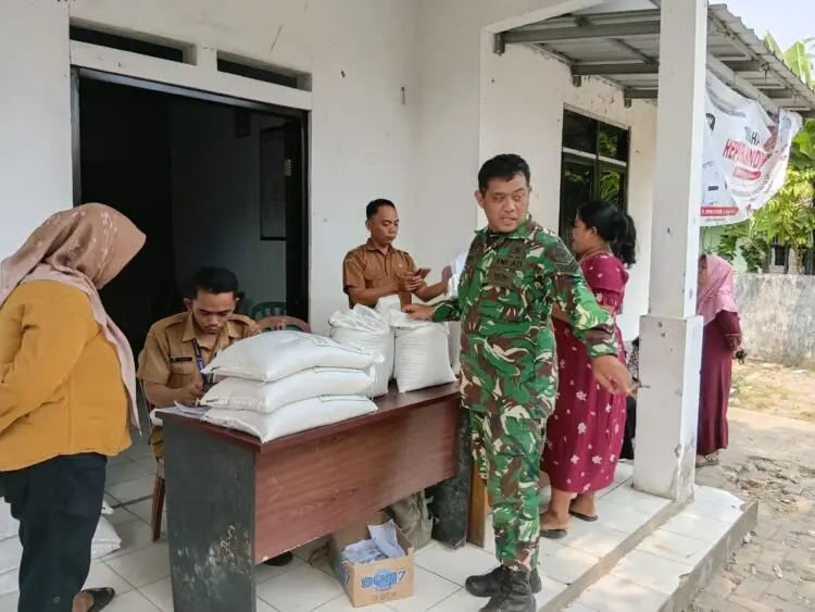 PENYALURAN BANSOS -- Babinsa Koramil 0101/Pandeglang Kodim 0601/Pandeglang, melaksanakan monitoring kegiatan penyaluran Program Bantuan Pangan Beras periode Juli sampai dengan September 2026, bagi warga Kelurahan Babakan Kalang Anyar, Kecamatan Pandeglang, Kabupaten Pandeglang. (ISTIMEWA)