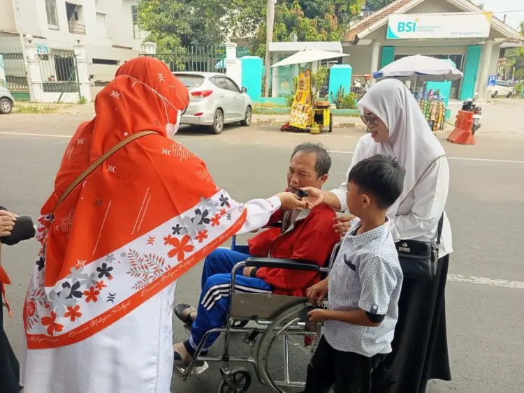 BAGIKAN MASKER -- DPW Partai Keadilan Sejahtera (PKS) Banten, menyalurkan 10.000 masker kepada masyarakat sebagai respons atas dampak erupsi Gunung Anak Krakatau (GAK), sejak Minggu (6/9/2026) hingga Selasa (8/9/2026). (ISTIMEWA)