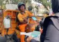 MEMBAGIKAN MASKER : Sejumlah relawan FBn membagikan masker secara gratis kepada pengendara di wilayah Kota Serang. (ISTIMEWA)