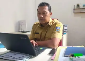 TUNJUKKAN DATA -- Kepala Bidang (Kabid) Pendataan, Pendaftaran dan Penetapan pada Bapenda Kabupaten Serang, Gun Gun Ahmad Wiguna, menunjukkan data. (ISTIMEWA)