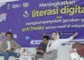MEMBERIKAN INFORMASI : Pemateri acara workshop anti hoax, menyampaikan materi perbedaan informasi sebenarnya dengan berita hoax. (ISTIMEWA)